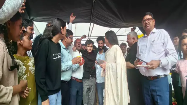 स्वास्थ्य बिगड़ने पर एसडीएम ने जूस पिलाकर तुड़वाया अनशन