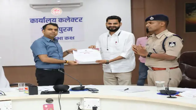 सीएम हेल्पलाइन की शिकायतों के निराकरण पर सोहागपुर सीएमओ धर्मेंद्र शर्मा को कलेक्टर ने किया सम्मानित