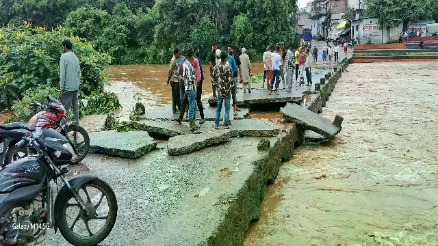 सोहागपुर में पहली बाढ़ ने तोड़ा रपटा, रामगंज-मातापुरा मार्ग बंद; स्कूली बच्चों और श्रद्धालुओं की बढ़ी परेशानी