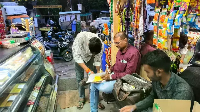 त्योहारों से पहले खाद्य विभाग की बड़ी कार्रवाई, सोहागपुर-बनखेड़ी में मिठाई दुकानों से लिए 31 सैंपल