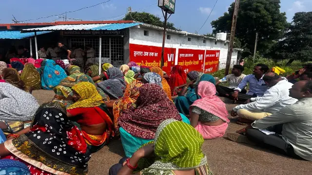 सारंगपुर में शराब दुकान के विरोध में सड़क पर उतरीं आदिवासी महिलाएं, स्कूल के पास से हटाने की मांग