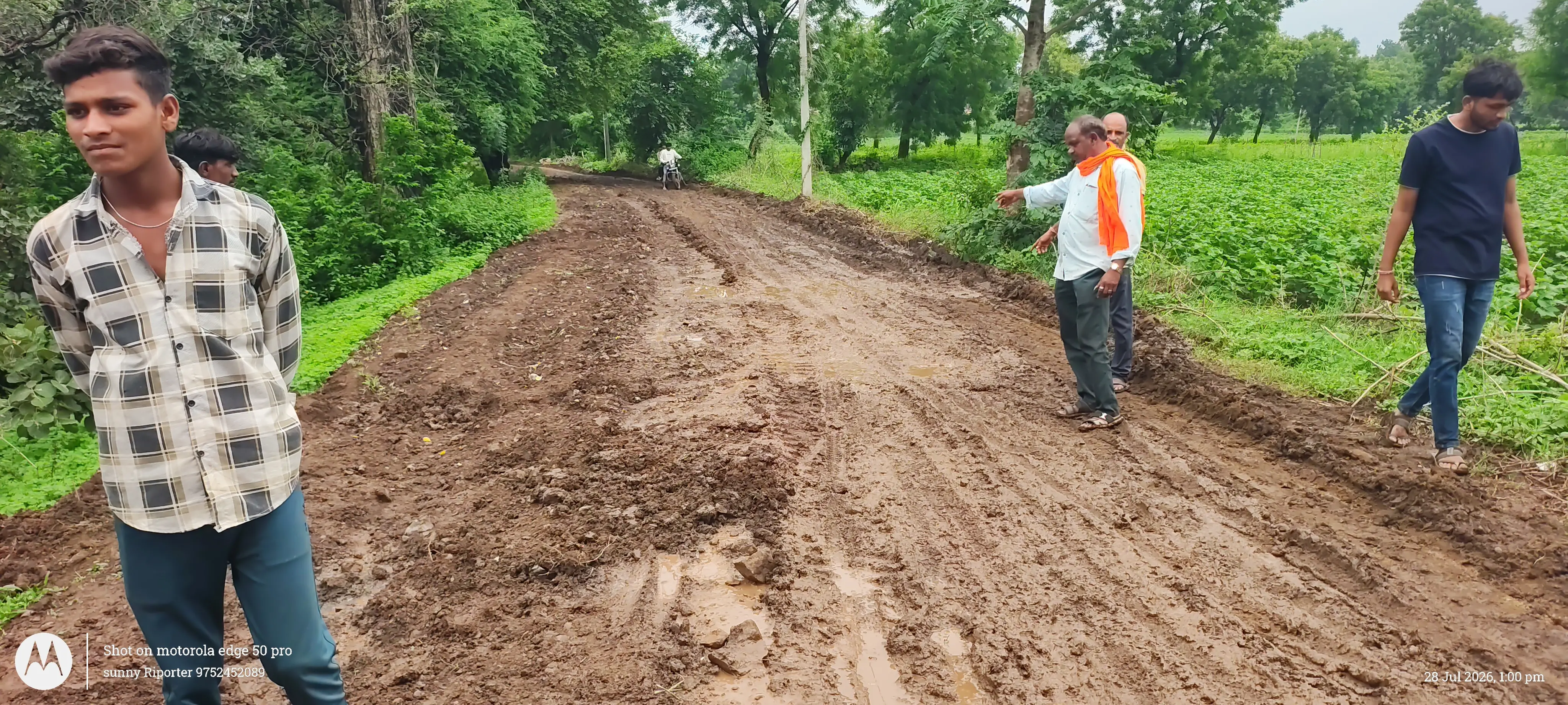 जल निगम की लापरवाही से रामाधामा में बढ़ी परेशानी, सड़कें बनी दलदल; ग्रामीण बोले- अब निकलना भी मुश्किल