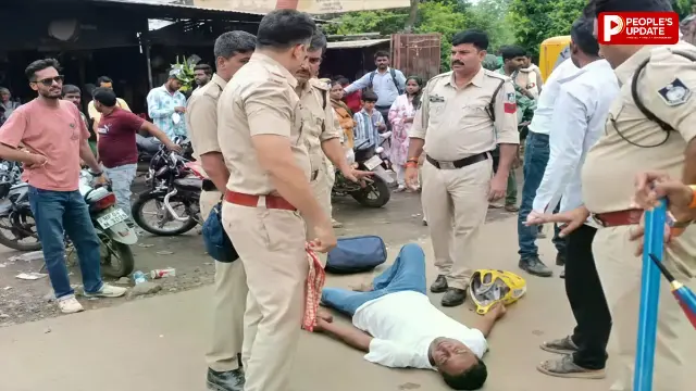 कुबेरेश्वर धाम में बेहोश हुआ श्रद्धालु, पुलिस ने गमछे से हवा देकर बचाई जान