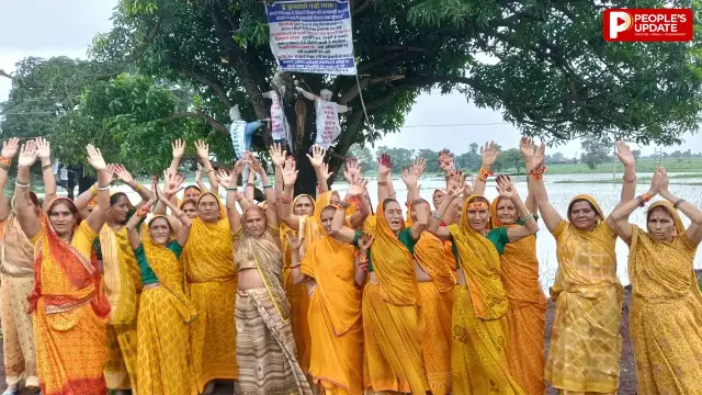 सीहोर में किसानों का अनोखा प्रदर्शन: पेड़ों पर लटकाए बिजली विभाग के पुतले, बोले - नदी पहुंचाएगी CM तक आवाज