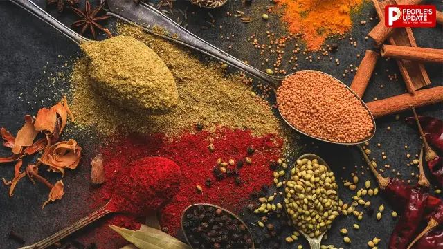 हल्दी-मिर्च में पड़ गईं गुठलियां? नमी भी होगी दूर और खुशबू भी रहेगी बरकरार, ऐसे बनाए मसालों को फिर से इस्तेमाल लायक