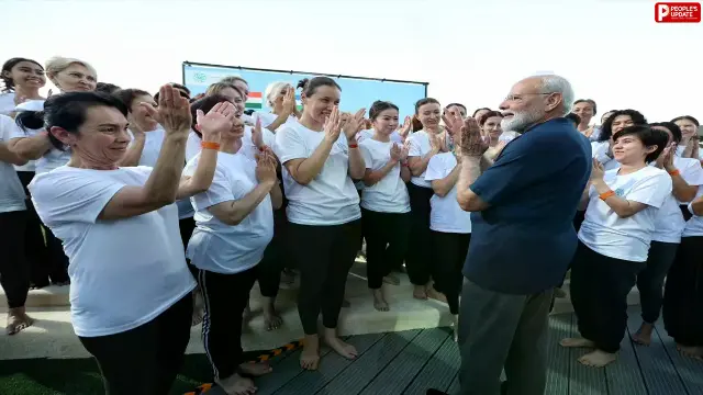 उज्बेकिस्तान पहुंचे PM मोदी, लोगों के साथ किया योग, फिर ली सेल्फी, देखें VIDEO