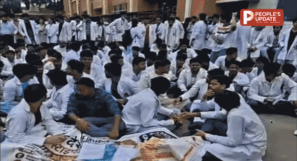 ₹14 हजार नहीं, ₹30 हजार चाहिए! स्टाइपेंड के लिए CM हाउस निकले इंटर्न डॉक्टर, पुलिस ने हमीदिया में बैरिकेडिंग कर रोका