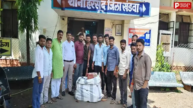 हरसूद में ग्रामीणों ने पकड़ी अवैध शराब की 7 से ज्यादा पेटियां, कर्मचारी फरार