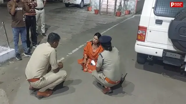 BJP उपाध्यक्ष पर युवती के गंभीर आरोप, FIR के लिए थाने के बाहर किया धरना