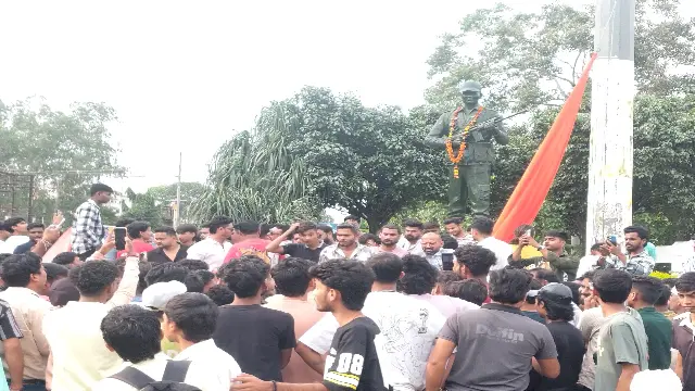 छिंदवाड़ा में भगवा ध्वज हटाने पर विवाद, एक घंटे हिंदूवादी संगठनों ने किया प्रदर्शन, झुका नगर निगम प्रशासन