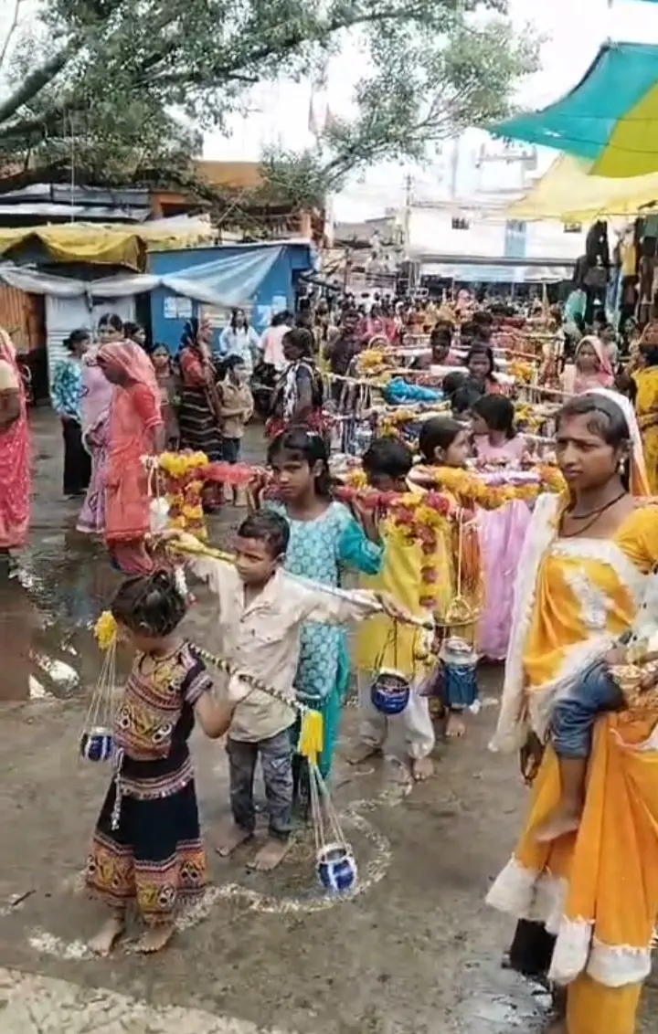 घंसौर में गूंजा हर-हर महादेव, मंडला से नर्मदा जल लेकर पहुंचे कांवड़िए; श्रीराम मंदिर में किया जलाभिषेक