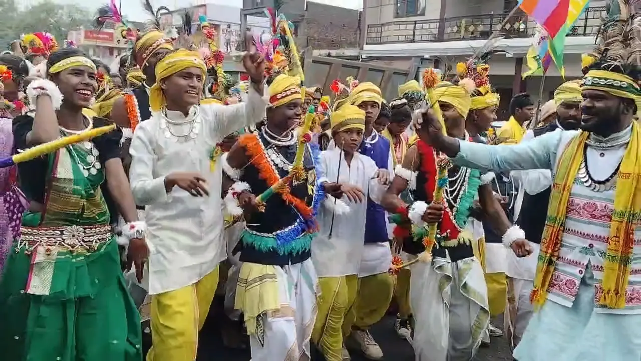 विश्व आदिवासी दिवस पर धूमा में निकली भव्य रैली, पारंपरिक वेशभूषा में दिखी आदिवासी संस्कृति की झलक