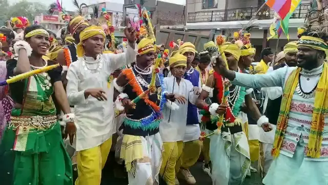 विश्व आदिवासी दिवस पर धूमा में निकली भव्य रैली, पारंपरिक वेशभूषा में दिखी आदिवासी संस्कृति की झलक