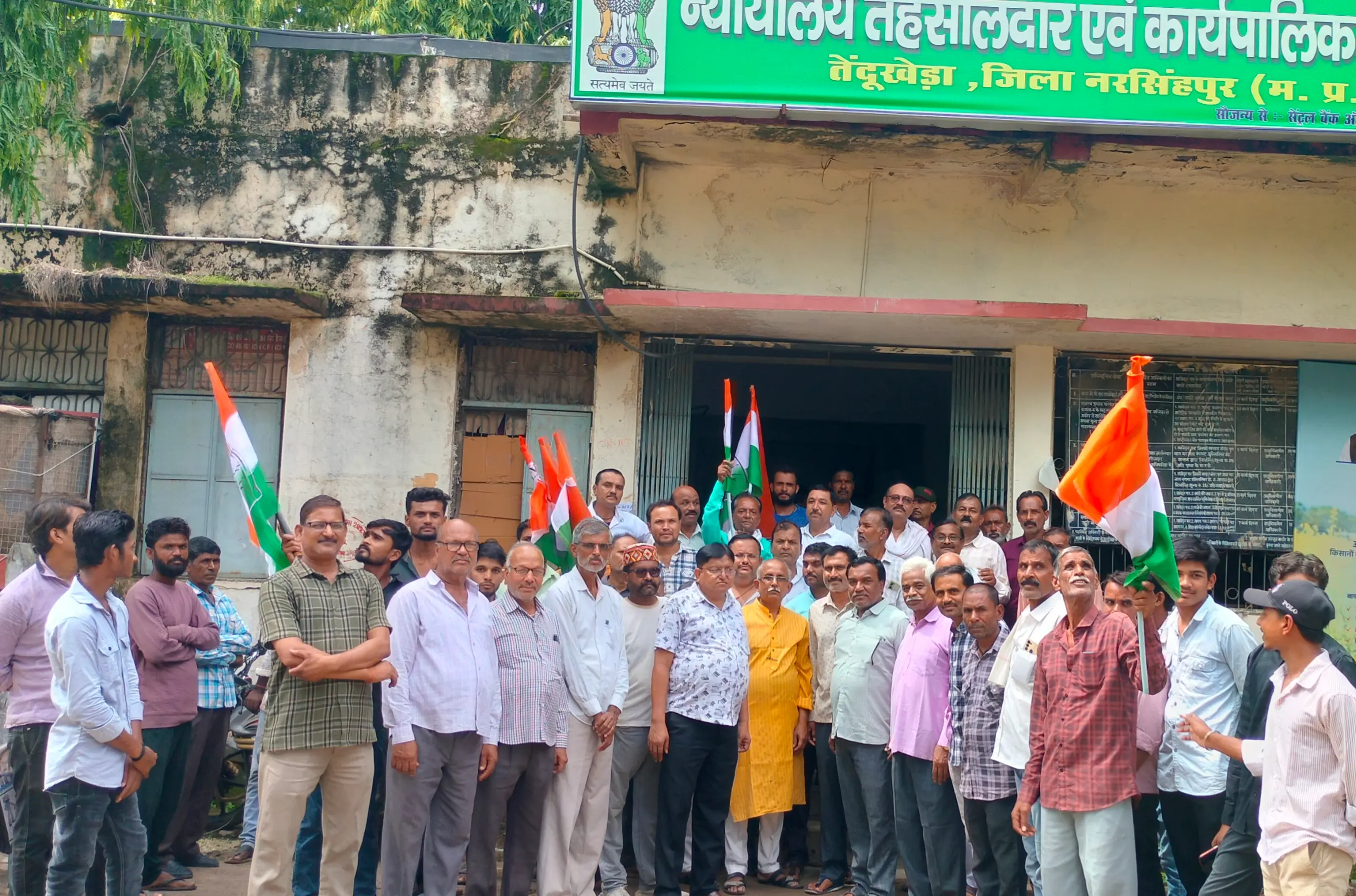 राहुल गांधी की गिरफ्तारी और छात्रों पर लाठीचार्ज के विरोध में कांग्रेस का धरना, राष्ट्रपति के नाम सौंपा ज्ञापन