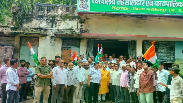 राहुल गांधी की गिरफ्तारी और छात्रों पर लाठीचार्ज के विरोध में कांग्रेस का धरना, राष्ट्रपति के नाम सौंपा ज्ञापन