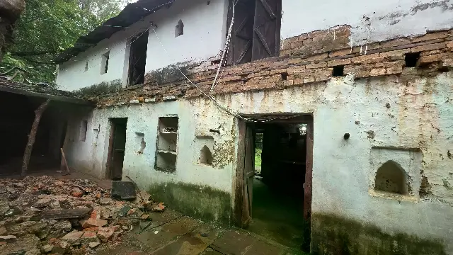 संरक्षित स्थल के जर्जर भवन में ड्यूटी करने मजबूर गार्ड