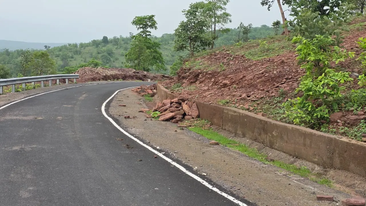 बम्हनी-जमुनिया मार्ग पर बढ़ा हादसे का खतरा
