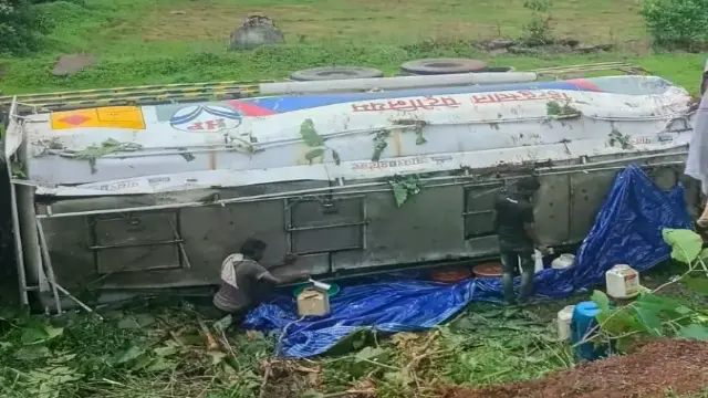 रिसाव की खबर फैलते ही डिब्बे लेकर पहुंचे ग्रामीण, पुलिस ने संभाला मोर्चा