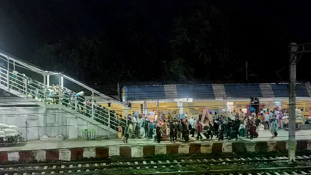  सिर्फ 6.8 फुट चौड़े एक ही फुट ओवर ब्रिज के भरोसे दमोह स्टेशन, ट्रेन आते ही बढ़ जाती है भीड़