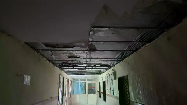 दमोह जिला अस्पताल में बारिश ने खोली व्यवस्थाओं की पोल, भरा पानी; ICU की फॉल्स सीलिंग भी टूटी