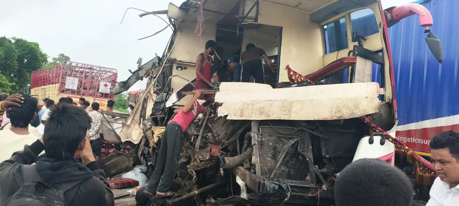 NH719 पर भीषण हादसा; नेपाल से पुणे जा रही बस गैस सिलेंडरों से भरे कैंटर और डंपर से टकाराई, नेपाली महिला की मौत, 15 घायल