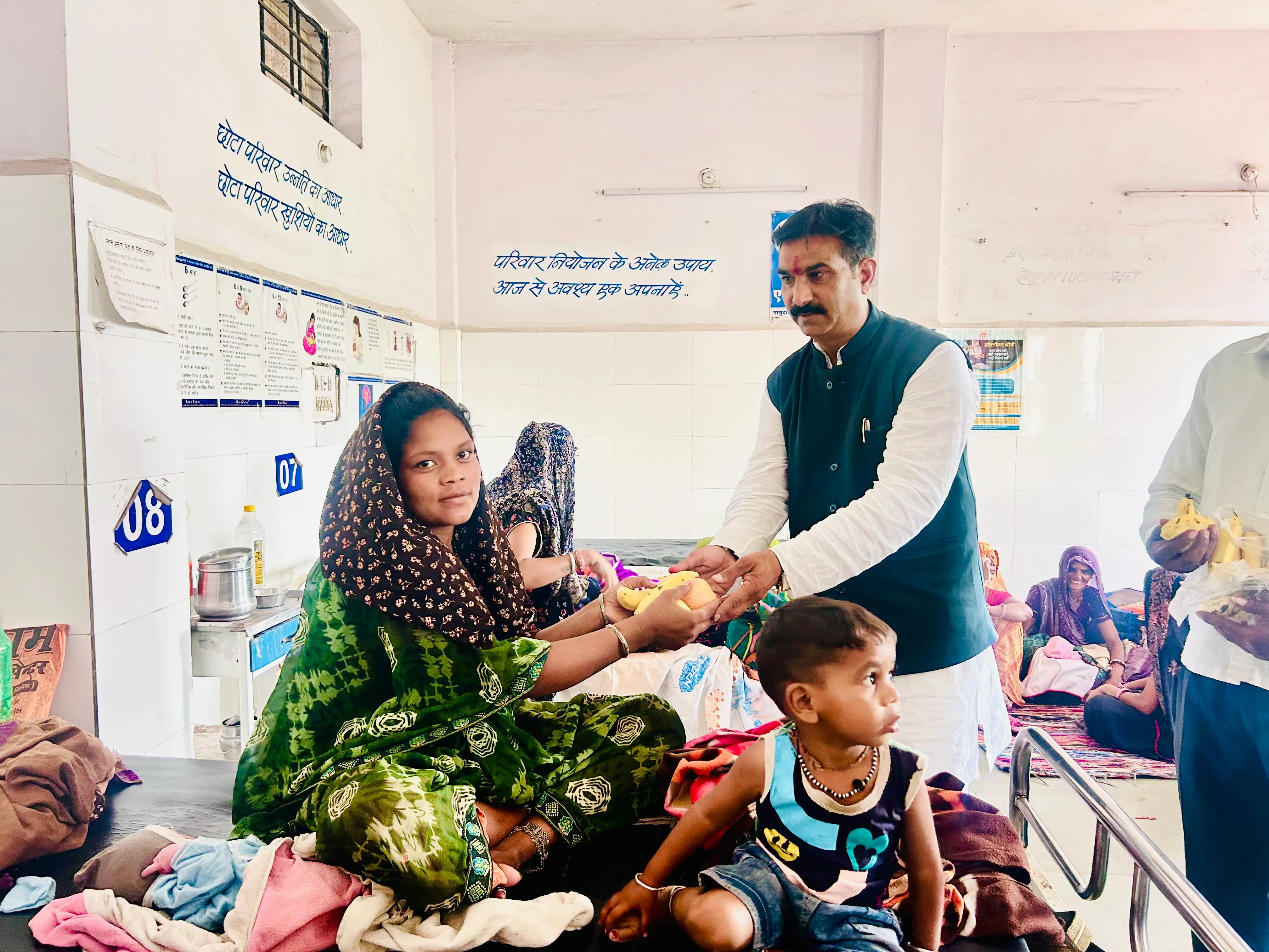 जन्मदिन पर अस्पताल पहुंचे भाजपा जिला उपाध्यक्ष पवन पटेल, मरीजों को फल बांटे
