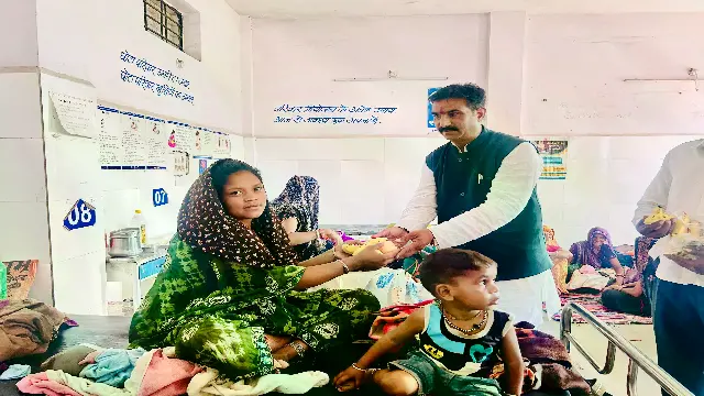 जन्मदिन पर अस्पताल पहुंचे भाजपा जिला उपाध्यक्ष पवन पटेल, मरीजों को फल बांटे