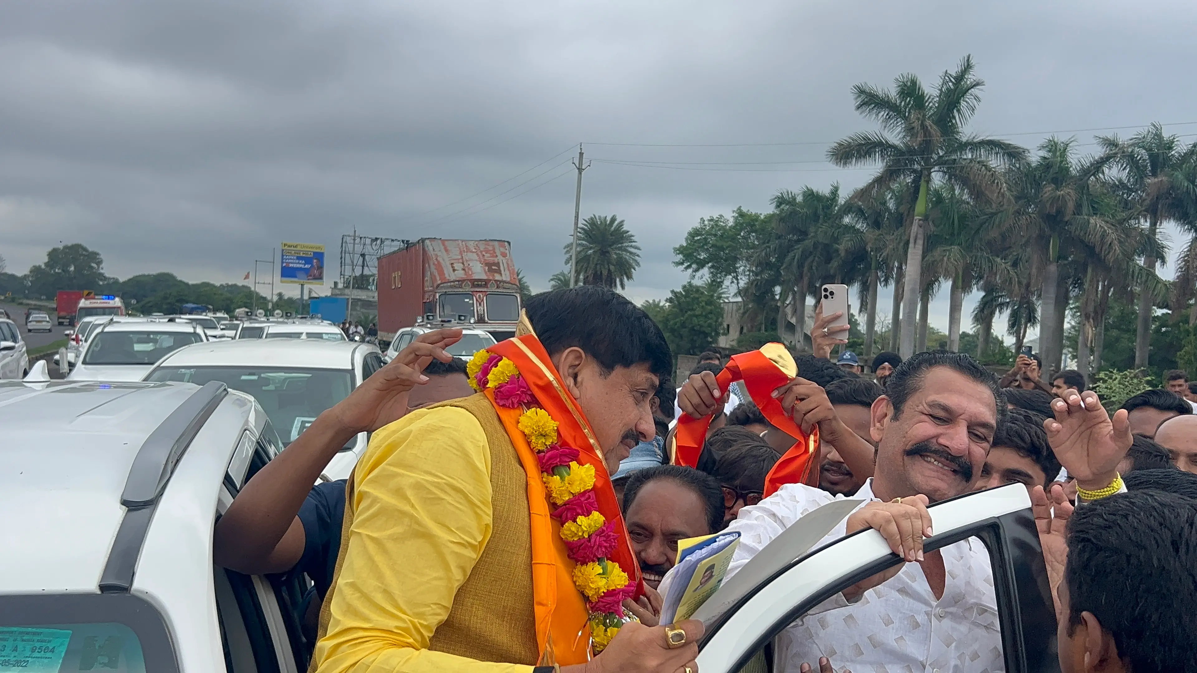 मुख्यमंत्री डॉ. मोहन यादव का भव्य स्वागत, भाजपा कार्यकर्ताओं ने पुष्पवर्षा कर किया अभिनंदन