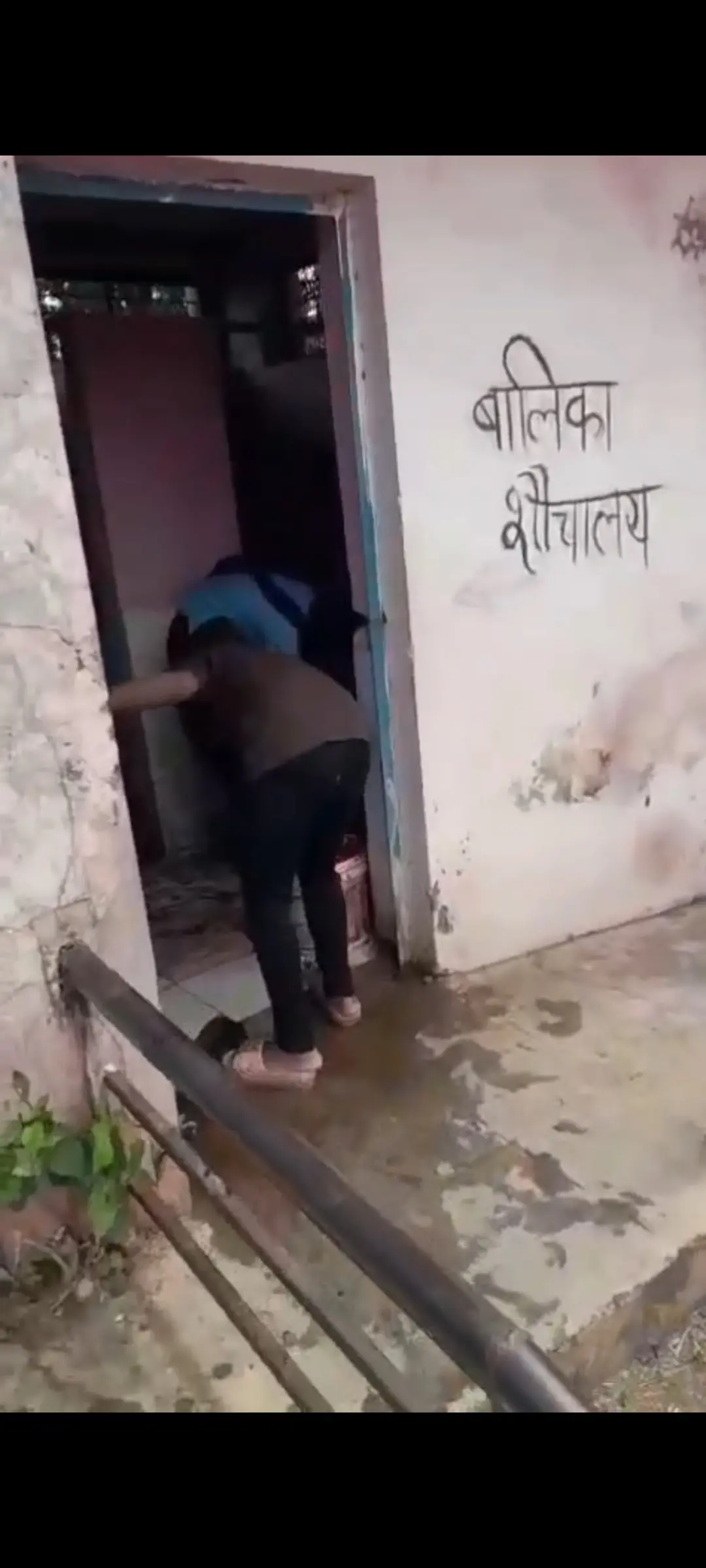 बुरहानपुर के माध्यमिक शाला में छात्राओं से करवाया शौचालय साफ