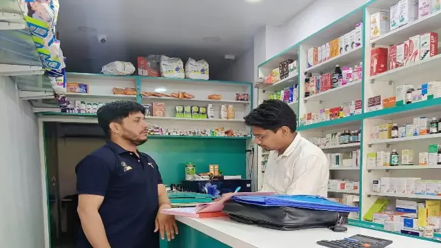 मेडिकल स्टोर्स पर खाद्य एवं औषधि विभाग की सख्ती, कई दुकानों में मिली अनियमितताएं
