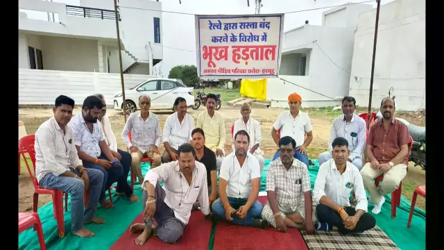 कालोनी से मुख्य मार्ग तक रास्ते की मांग को लेकर रहवासियों की भूख-हड़ताल