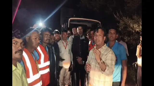 बाढ़ में फंसे 3 युवकों को पुलिस और ग्रामीणों ने बचाया, ट्रैक्टर भी तेज बहाव में फंसा