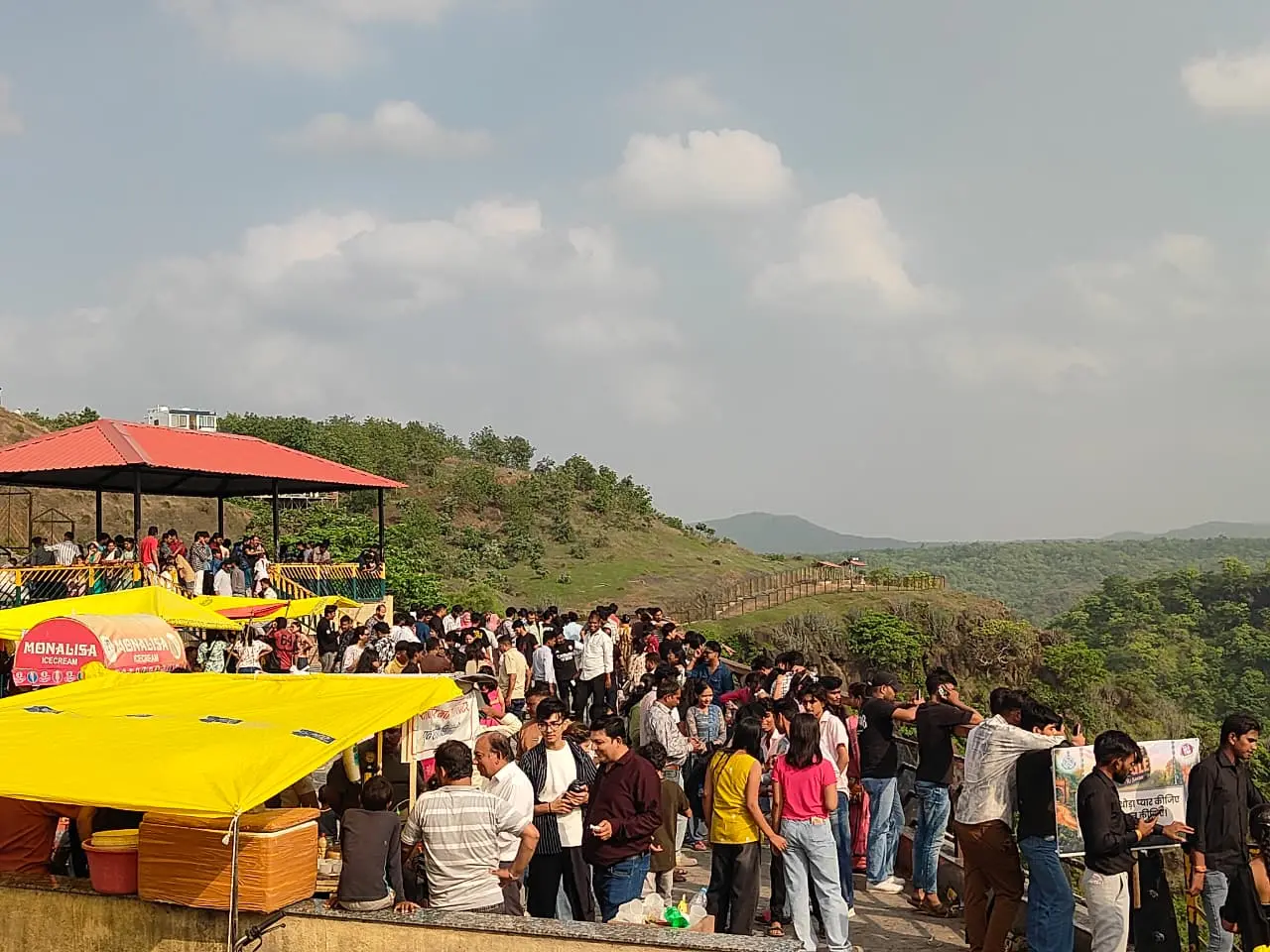 प्राकृतिक सौंदर्य का अद्भुत नजारा... पातालपानी पहुंचे बड़ी संख्या में पर्यटक