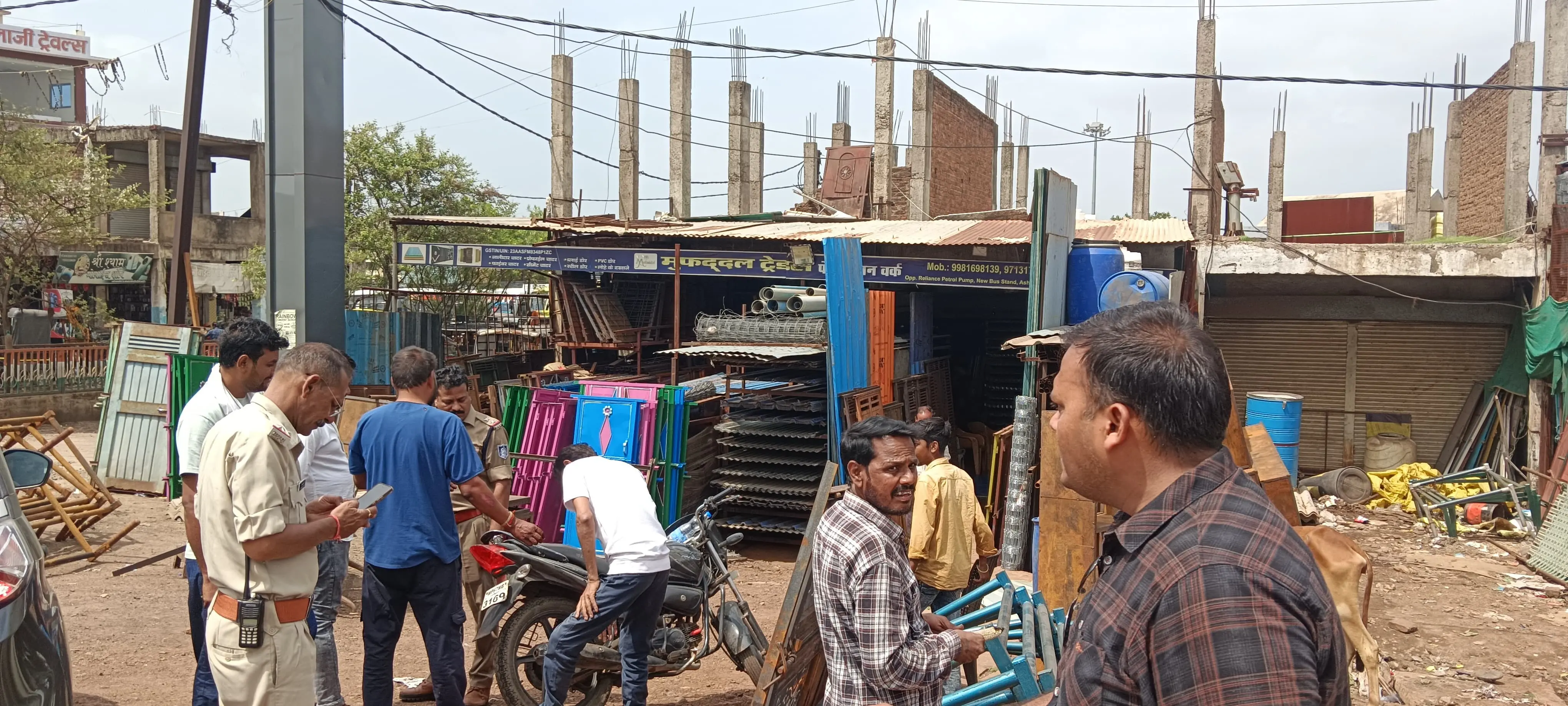 'कामधेनु' के नाम पर बिक रही 93 संदिग्ध टीन जब्त, कॉपीराइट एक्ट में FIR दर्ज