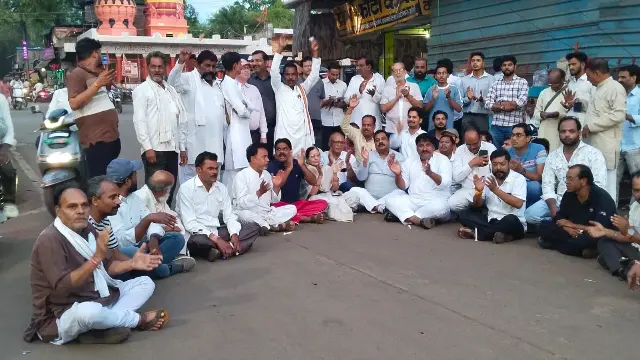 छात्रों पर लाठीचार्ज के विरोध में कांग्रेस कार्यकर्ताओं और छात्रों ने किया प्रदर्शन; शिक्षा मंत्री धर्मेंद्र प्रधान के इस्तीफे से माफी की मांग
