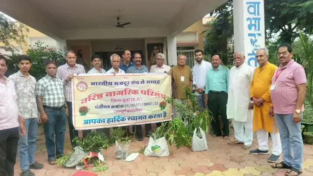 गुना: वृक्षारोपण के साथ संपन्न हुई वरिष्ठ नागरिक परिसंघ की मासिक बैठक