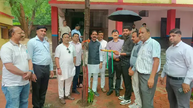 एक राखी-एक संकल्प, पेड़ों को राखी बांधकर छात्राओं ने दिया प्रकृति संरक्षण का संदेश