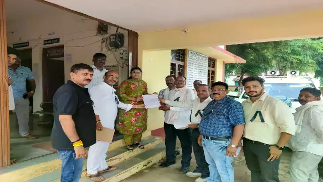 पटवारियों ने काली पट्टी बांधकर किया काम