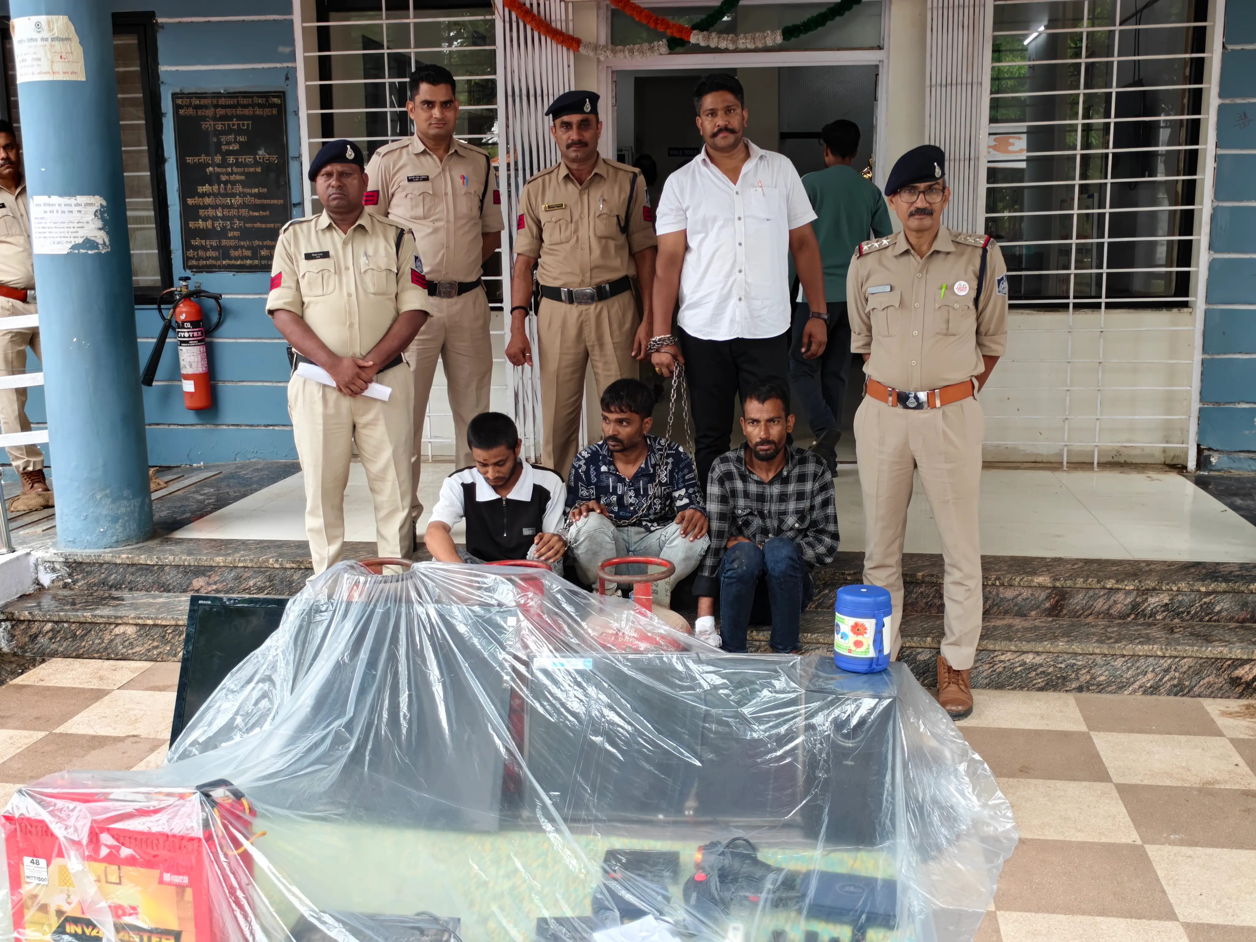 हेयर सैलून में हुई चोरी का खुलासा, तीन आरोपी गिरफ्तार; 1 लाख से ज्यादा का सामान बरामद