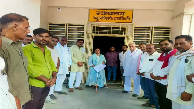फसल बीमा राशि नहीं मिलने पर किसानों ने सौंपा ज्ञापन, सात दिन में कार्रवाई नहीं हुई तो आंदोलन की चेतावनी