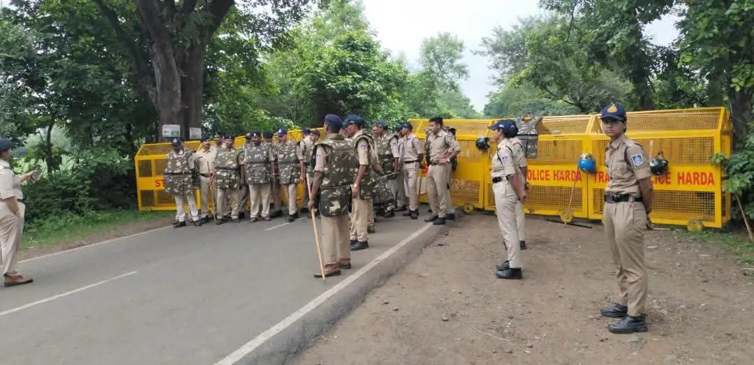 हाईवे पर पुलिस-किसानों के बीच गहमागहमी
