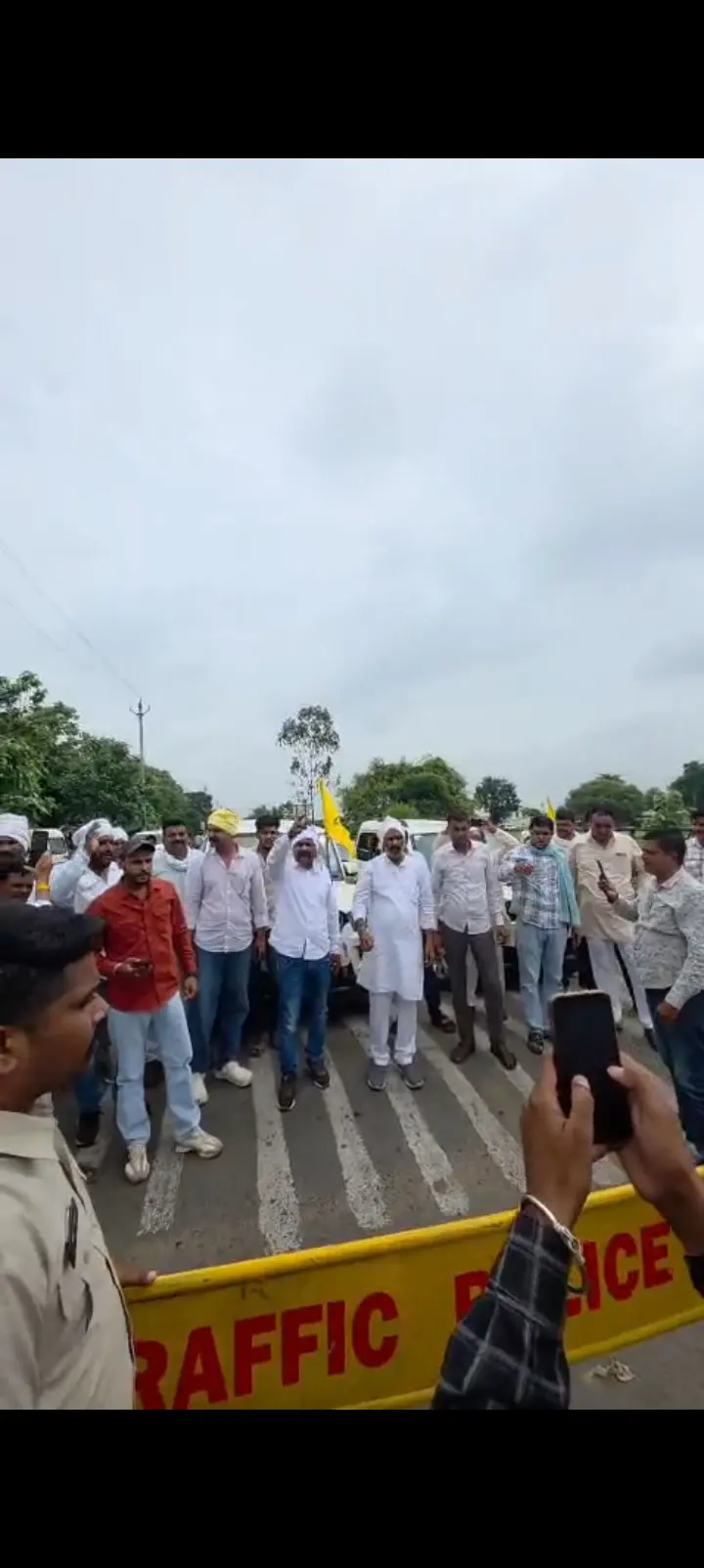 हाईवे पर पुलिस-किसानों के बीच गहमागहमी