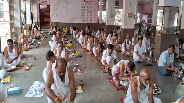 हरदा के गोंसांई मंदिर में सामूहिक जल तर्पण शुरू, पितृपक्ष में सैकड़ों लोग कर रहे पूर्वजों का स्मरण