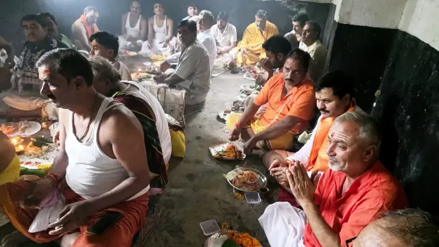 बरसते मेघ, गूंजते वेदमंत्र, बेबस नदी तट पर पांच घंटे चला श्रावणी उपाकर्म का दिव्य अनुष्ठान