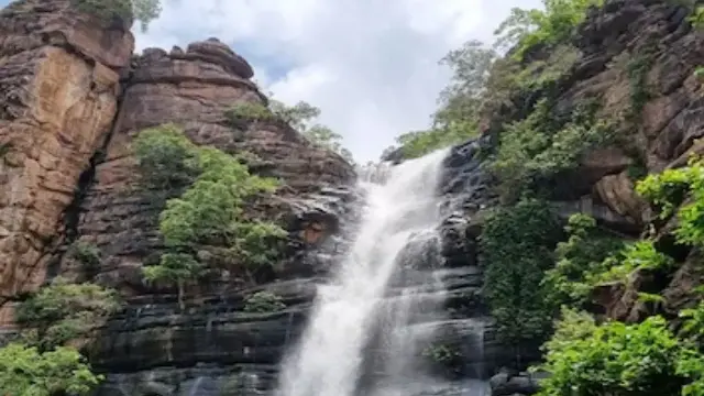 बारिश में जान जोखिम में डालने वालों पर सख्ती, दिगंबर वॉटरफॉल से भोपाल के 15 से ज्यादा पर्यटक लौटाए गए