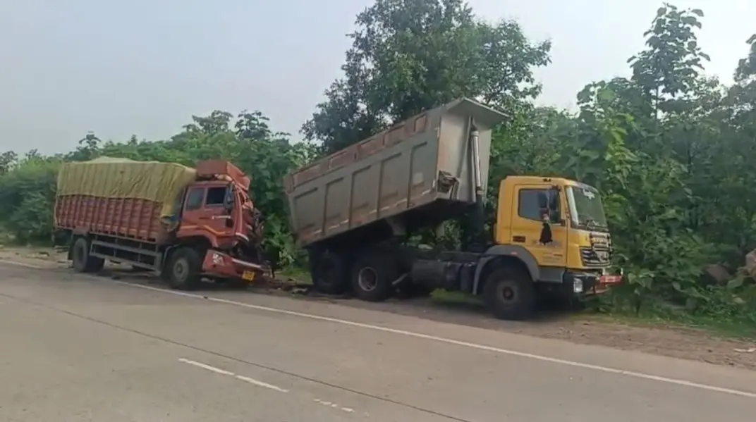 मिडघाट हाईवे पर मौत का तांडव, खड़े डंपर से टकराया ट्रक, मासूम समेत दो की दर्दनाक मौत