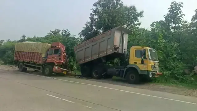 मिडघाट हाईवे पर मौत का तांडव, खड़े डंपर से टकराया ट्रक, मासूम समेत दो की दर्दनाक मौत
