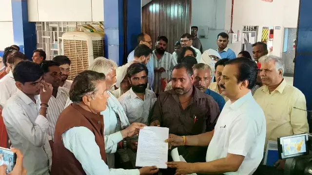 किसानों ने किया भोपाल में बिजली मंडल मुख्यालय का घेराव, करंट की चपेट में आने से 3 ग्रामीणों की हो चुकी है मौत 