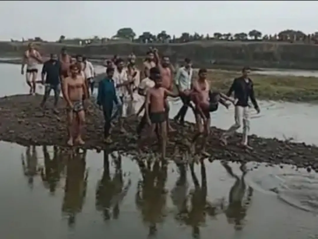 चादर की अस्थायी नाव पलटी, एक की मौत, तीन तैरकर निकले