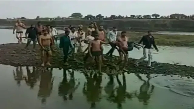 चादर की अस्थायी नाव पलटी, एक की मौत, तीन तैरकर निकले